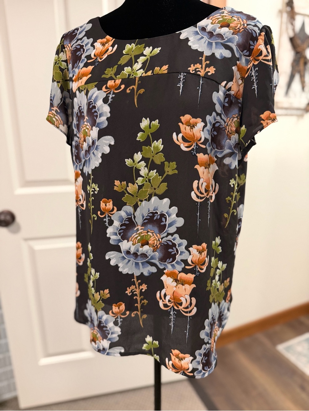 LOFT Floral Short Sleeve Blouse Size Medium NWOT T102